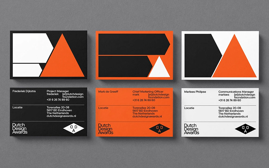 Cartes de visite des Dutch Design Awards en orange, noir et blanc avec des formes géométriques du logo